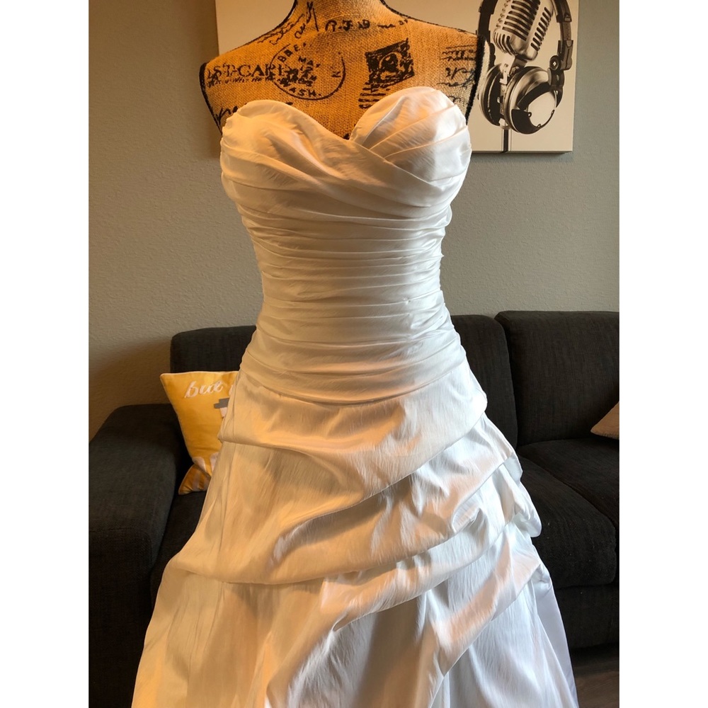 Mori Lee used wedding dress /Size 6 - Picture 2 of 9